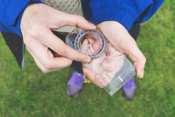 Comment un jeu d'exploration spatiale peut-il enseigner les principes de la navigation stellaire ?